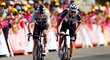 Chris Froome (vlevo) a nizozemský jezdec Tom Dumoulin sprintují v závěru jedné z horských etap Tour de France