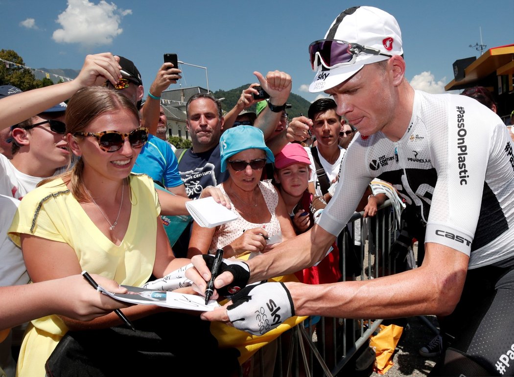 Britský cyklista Chros Froome se před startem etapy na Tour de France podepisuje fanouškům