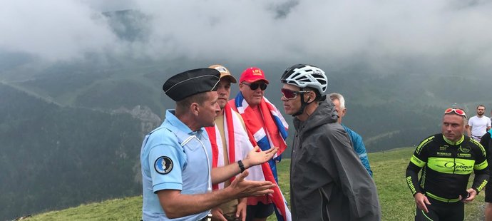 Obhájce prvenství na Tour de France Chris Froome se dostal po 17. etapě do konfliktu s policistou