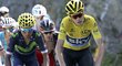 Chris Froome, lídr Tour de France, a jeho věčný stín Nairo Quintana z Movistaru