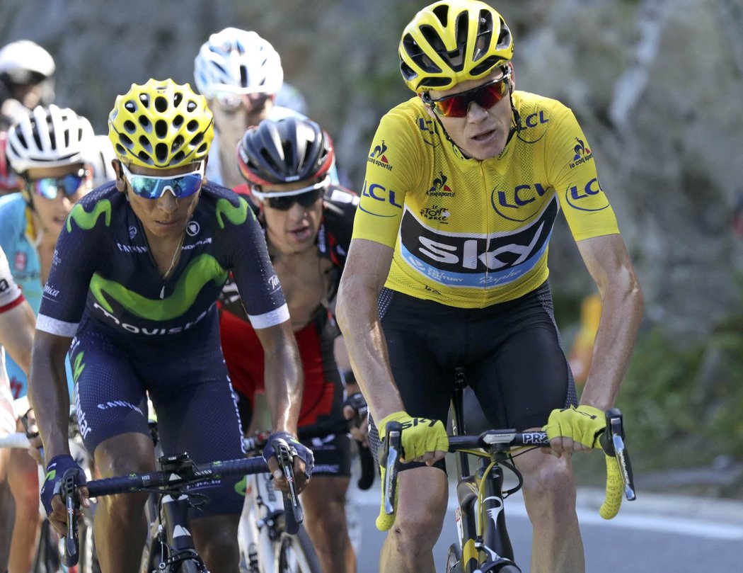 Chris Froome, lídr Tour de France, a jeho věčný stín Nairo Quintana z Movistaru