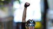 Vítězné gesto Chris Frooma v cíli osmé etapy Tour de France.