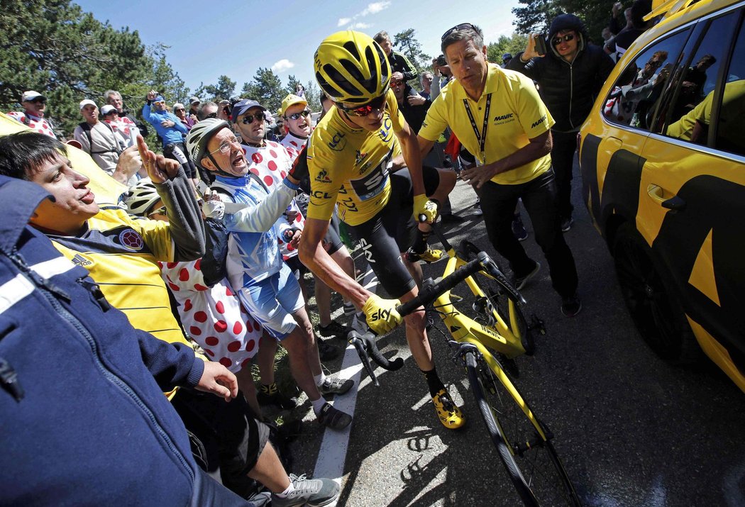 Chros Froome po kolizi na Tour de France musel jet na náhradním kole, které mu ale vůbec nesedělo