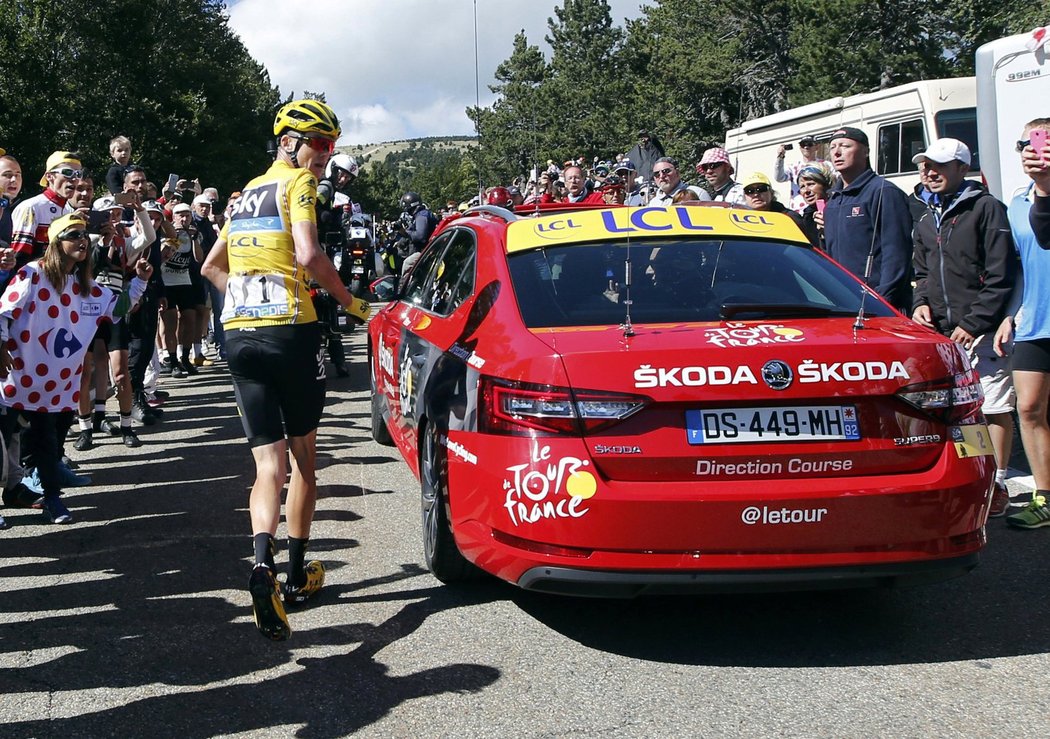 Lídr Tour v problémech! Chris Froome po kolizi přišel o kolo a ve 12. etapě nabral ztrátu