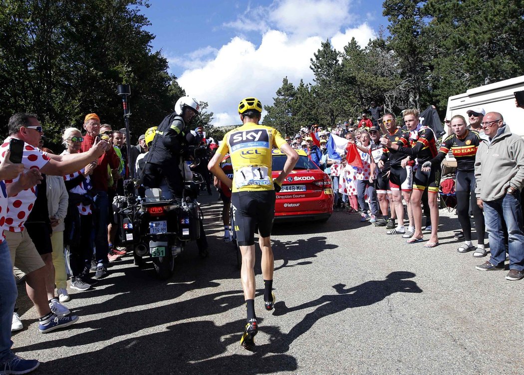 Chris Froome bez kola. Lídr Tour de France v závěru 12. etapy musel běžet