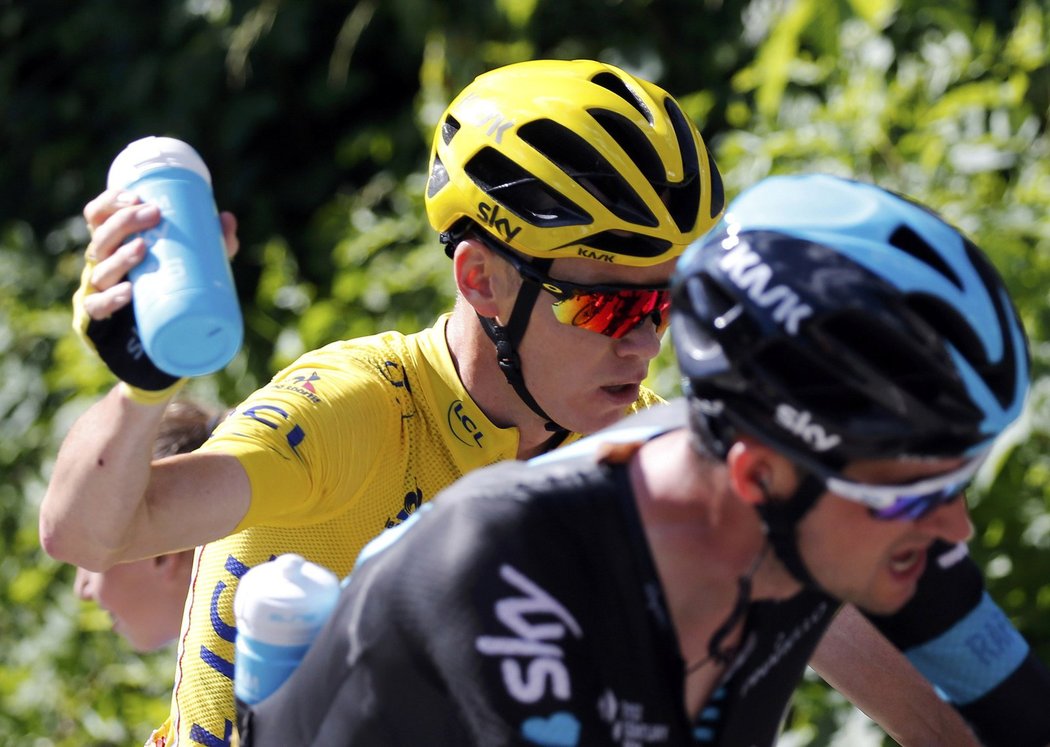 Chris Froome během občerstvování na Tour de France