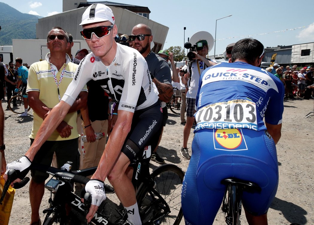 Britský závodník Chris Froome se připravuje na start etapy Tour de France