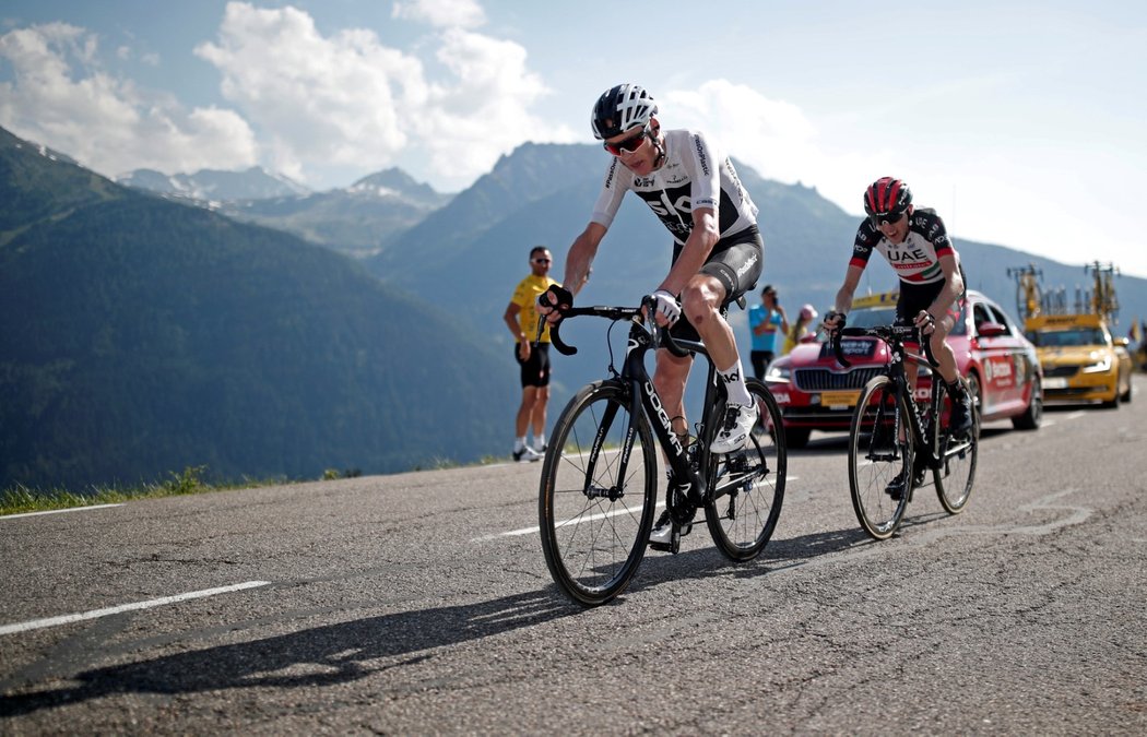 Britský hvězdný cyklista Chris Froome na trati jedné z horských etap Tour de France