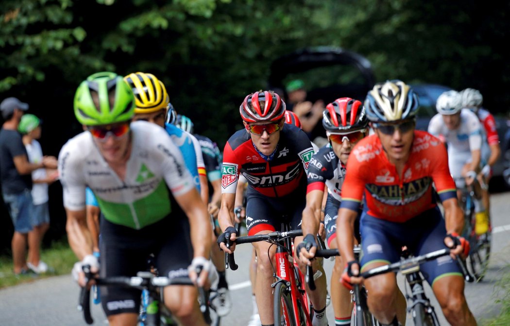 Americký jezdec Tejay Van Garderen (uprostřed) v akci během cyklistické Tour de France