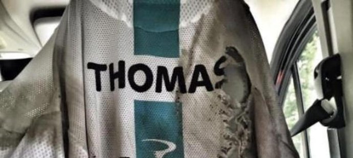 Geraint Thomas na internetu z legrace prodává svůj roztrhaný dres, ve kterém spadl v deváté etapě Tour de France a v závodě musel skončit...