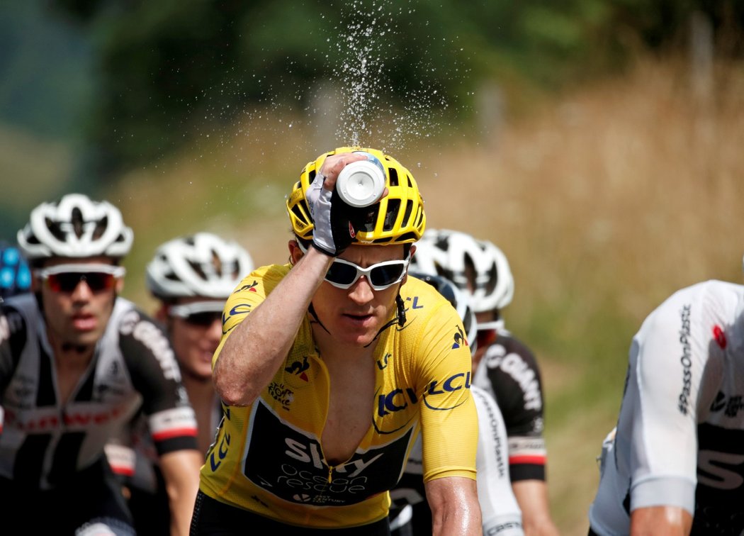 Vedoucí jezdec Tour Geraint Thomas se musel v průběhu 17. etapy chladit vodou