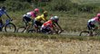 Skupinka cyklistů uprostřed s Gregem Van Avermaetem ve žlutém dresu na trati 8. etapy Tour de France