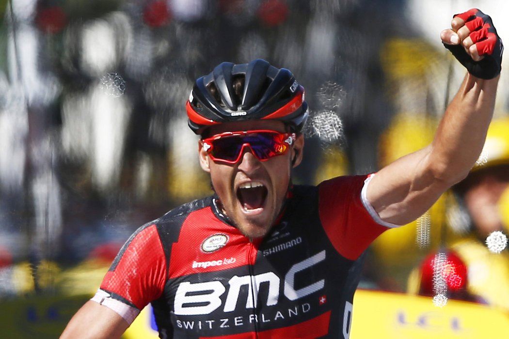 Belgický cyklista Greg van Avermaet se raduje z triumfu v páté etapě Tour de France