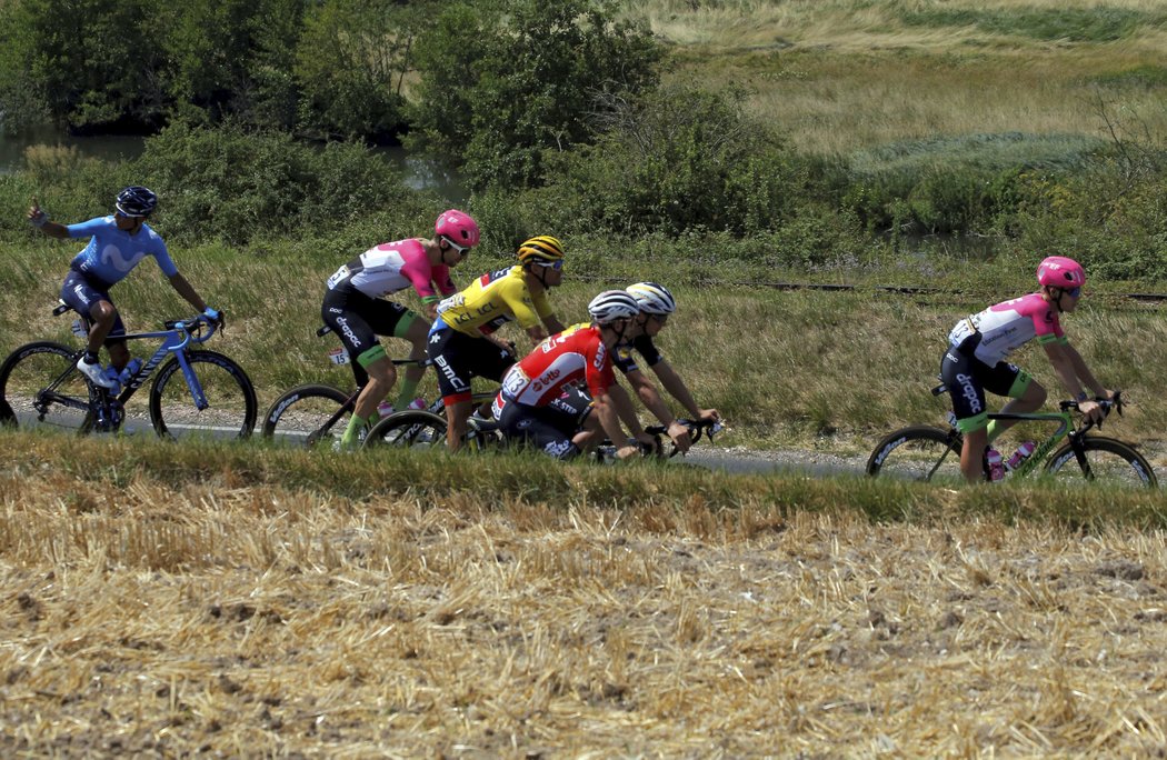 Skupinka cyklistů uprostřed s Gregem Van Avermaetem ve žlutém dresu na trati 8. etapy Tour de France