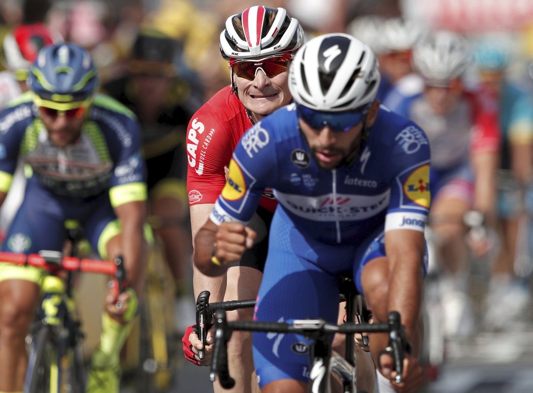 Zatímco Fernando Gaviria slaví triumf v další etapě Tour, André Greipel za ním nevypadá moc šťastně