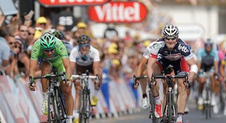 Sagan nestačil ve spurtu na Greipela, ve žlutém je Wiggins