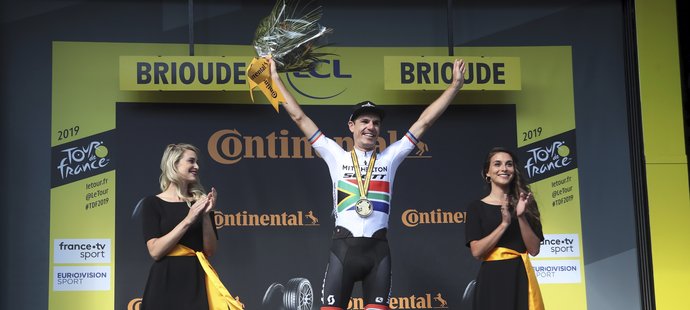 Daryl Impey slaví na pódiu triumf v deváté etapě Tour de France