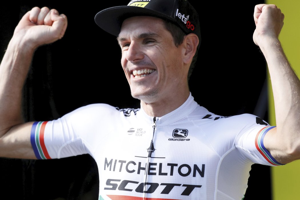 Daryl Impey slaví na pódiu triumf v deváté etapě Tour de France