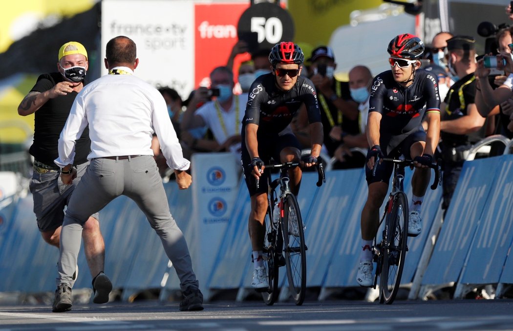 Pořadatel se snaží odchytit nedisciplinovaného fanouška, zatímco dvojka z Ineosu Michal Kwiatkowski a Richard Carapaz si jede pro etapový triumf