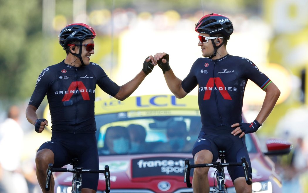 Michal Kwiatkowski (vpravo) a Richard Carapaz v cíli 18. etapy Tour de France