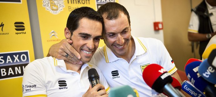 Ivan Basso (vpravo) objímá lídra týmu Tinkoff-Saxo Alberta Contadora poté, co oznámil, že na Tour končí kvůli rakovině varlat