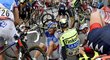 Ivan Basso (zády) po pádu v páté etapě Tour de France s Thibautem Pinotem