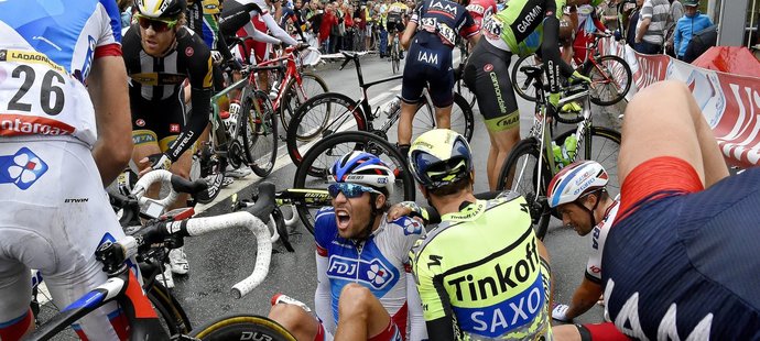 Ivan Basso (zády) po pádu v páté etapě Tour de France s Thibautem Pinotem