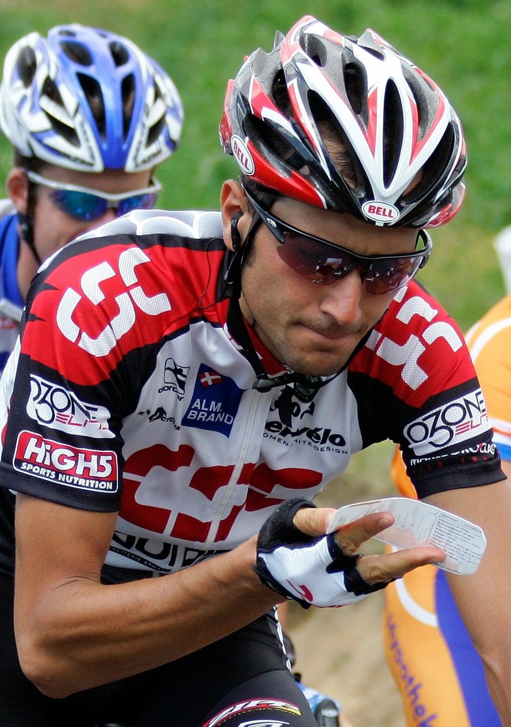 2005 – Ivan Basso. V roce 2007 byl suspendován na dva roky po přiznání, že kontaktoval kliniku doktora Fuentese s úmyslem zapojit se do krevného dopingu. (na snímku Ital studuje mapu 19. etapy)