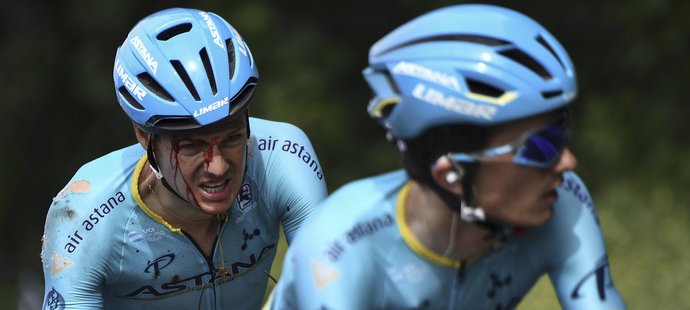 Zakrvácený Jakob Fuglsang v první etapě Tour de France