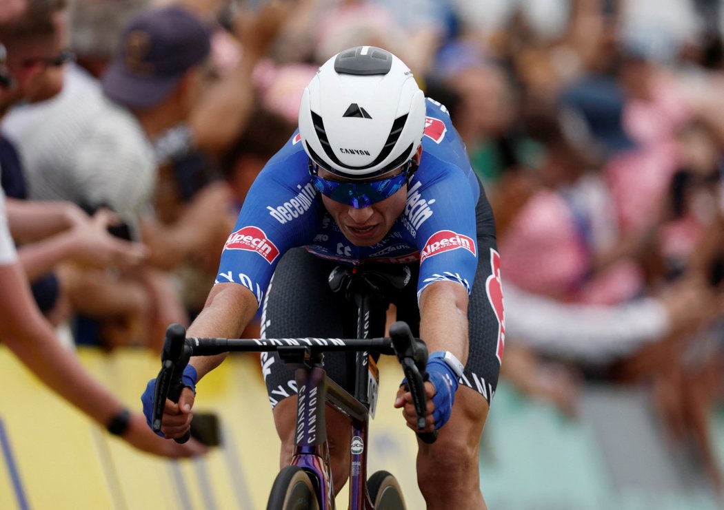 Jasper Philipsen projíždí jako vítěz cílem čtvrté etapy Tour de France