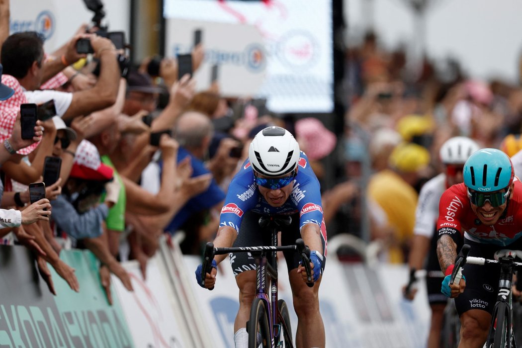 Jasper Philipsen projíždí jako vítěz cílem čtvrté etapy Tour de France
