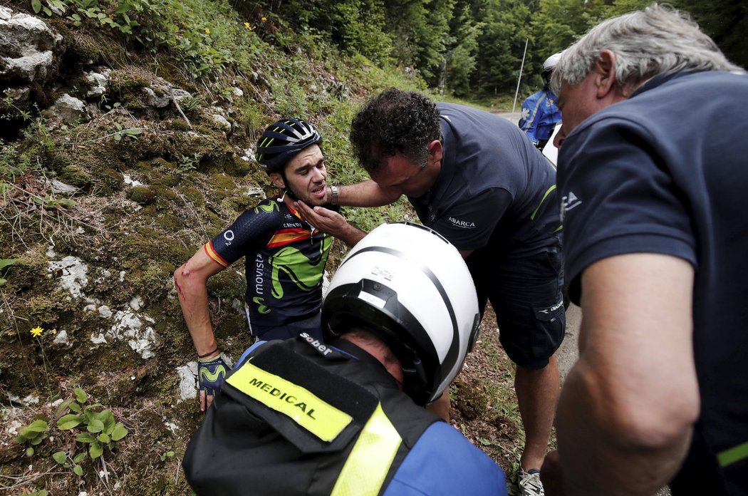 Španělský cyklista Jesus Herrada po pádu v královské etapě Tour de France