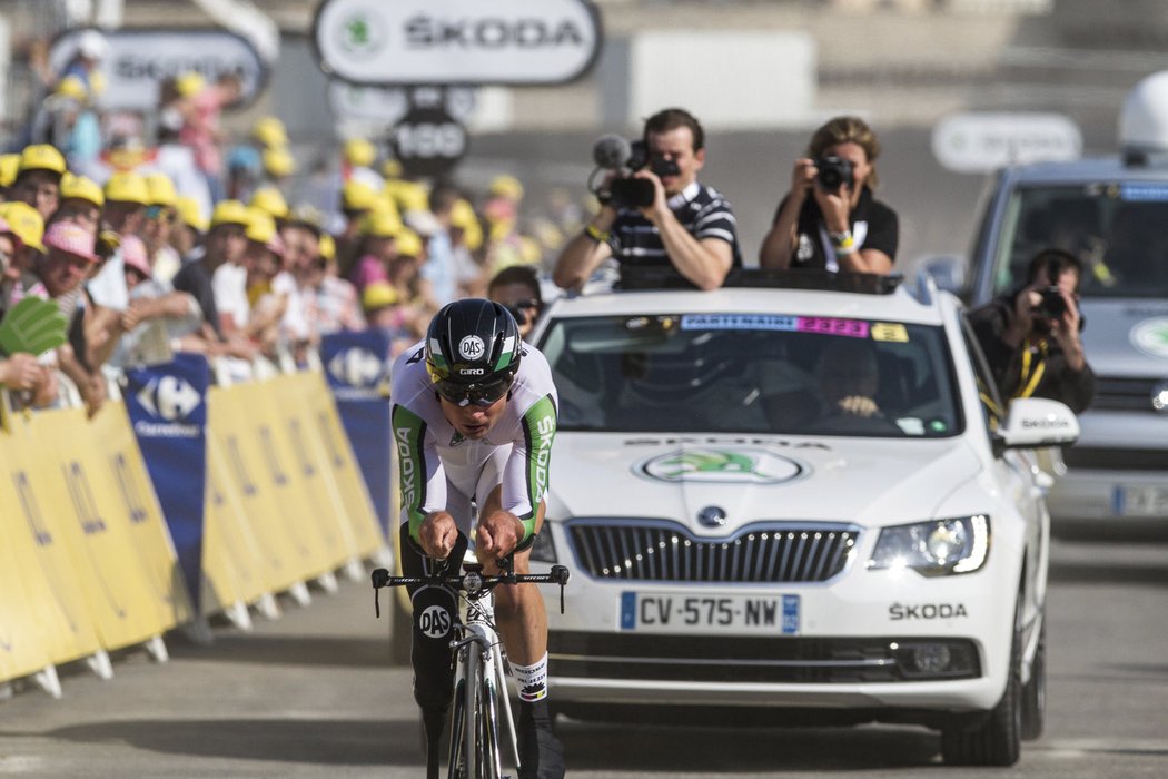 Český handicapovaný cyklista  Jiří Ježek dostal šanci zajet si na letošní Tour de France časovku. Na trať se vydal ve střed před soutěžními jezdci a zdaleka nezajel nejhorší čas.