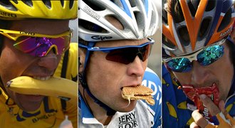 Jak se cyklisté na Tour stravují za jízdy? Rozbalují sušenky, loupou banány
