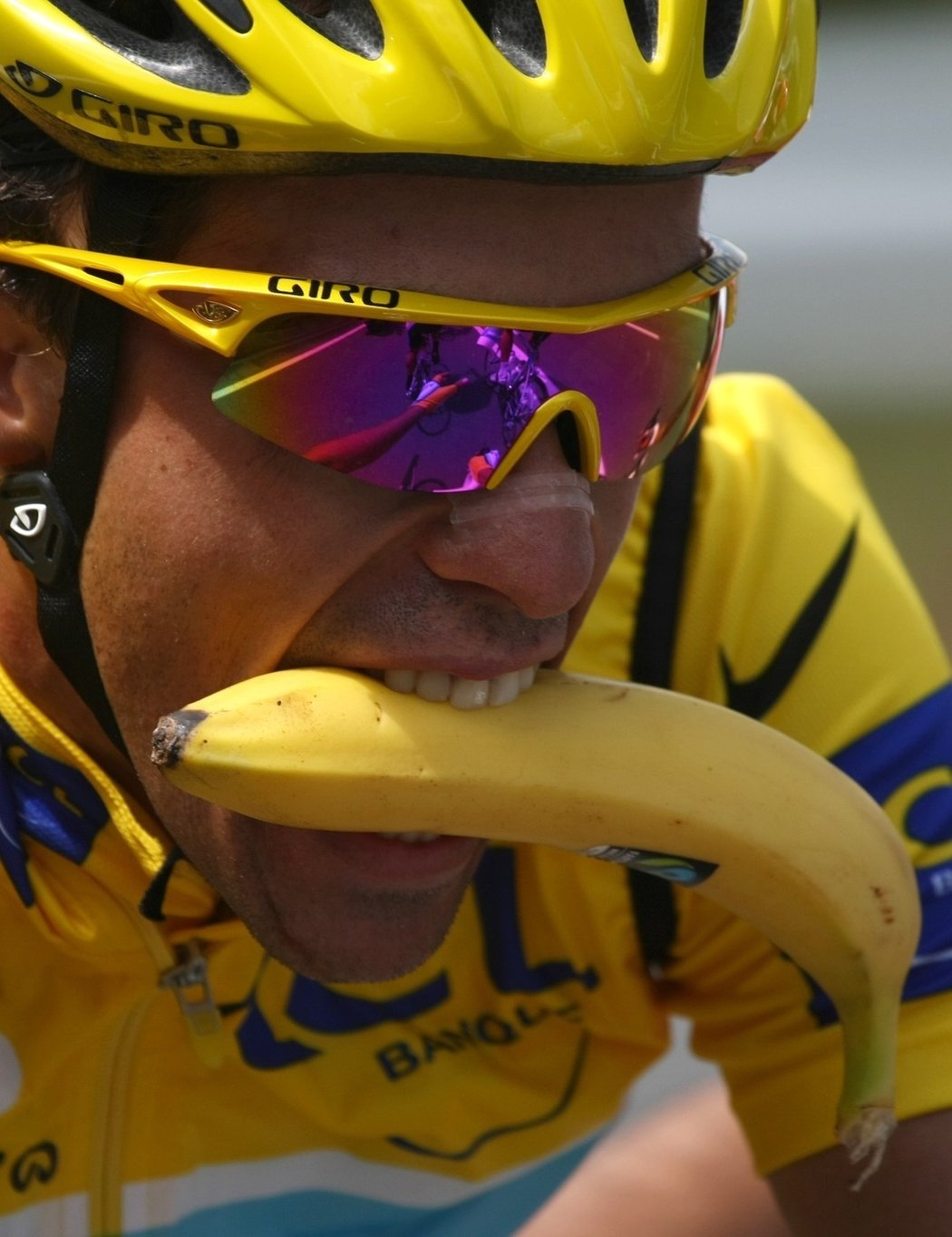 Už jste někdy zkoušeli oloupat banán za jízdy na kole?