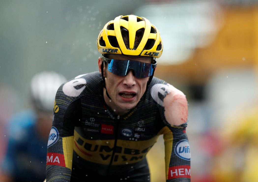 Jonas Vingegaard dorazil do cíle osmé etapy Tour de France s pochroumaným ramenem