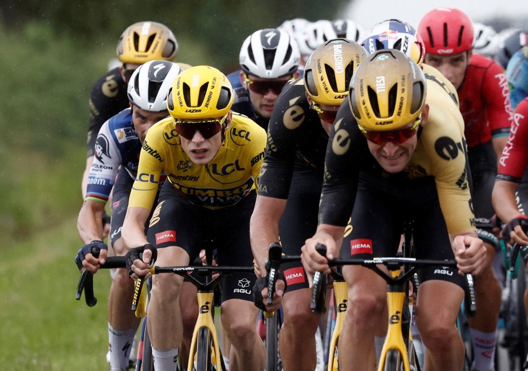 Jonas Vingegaard ve žlutém dresu v průběhu 11. etapy Tour de France