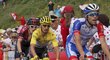 Julian Alaphilippe po šesté etapě přišel o žlutý dres. Na fotce za Francouzem jede Geraint Thomas, který nakonec Alaphilippa v cíli předjel.