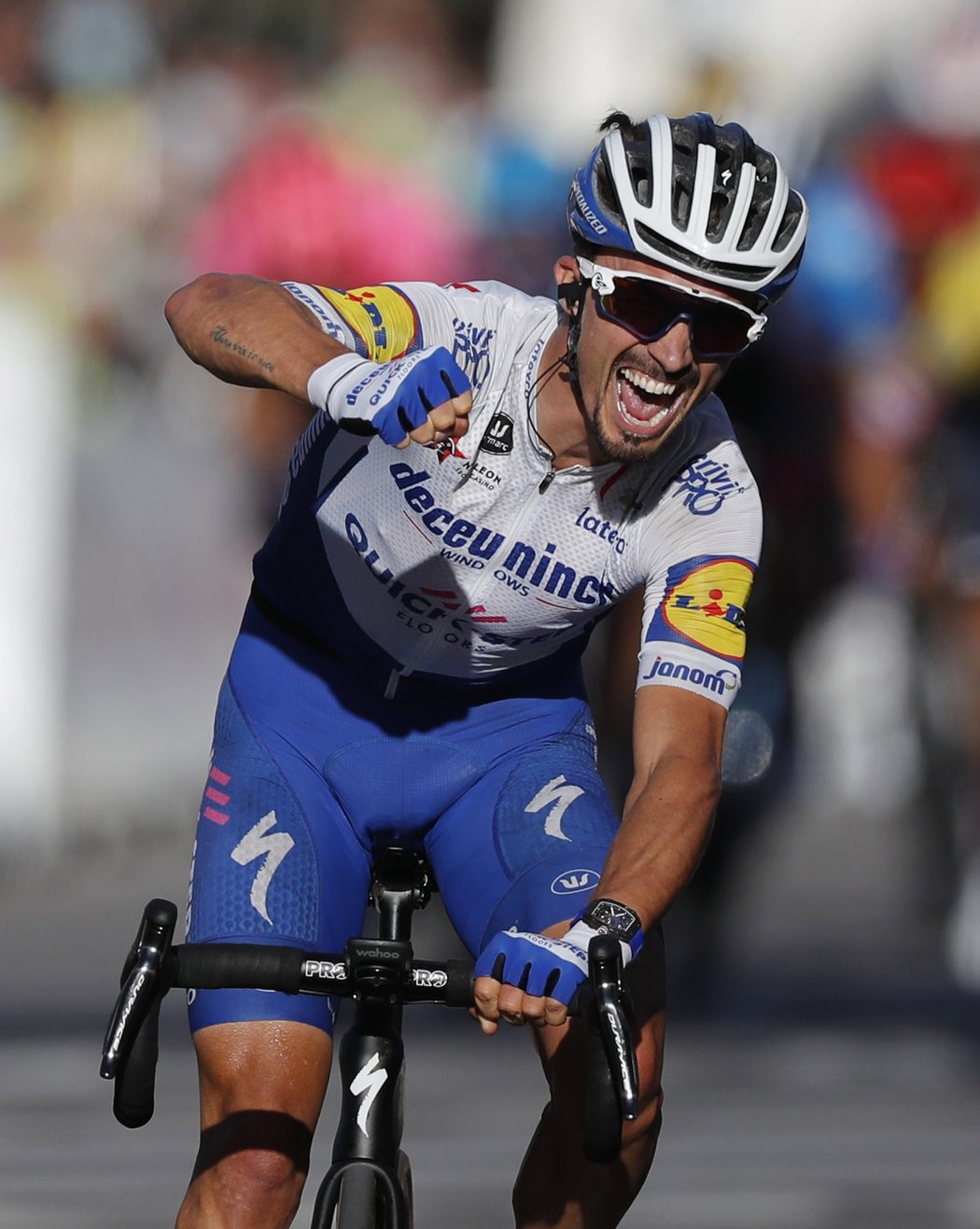 Domácí závodník Julian Alaphilippe se raduje z triumfu ve druhé etapě Tour de France