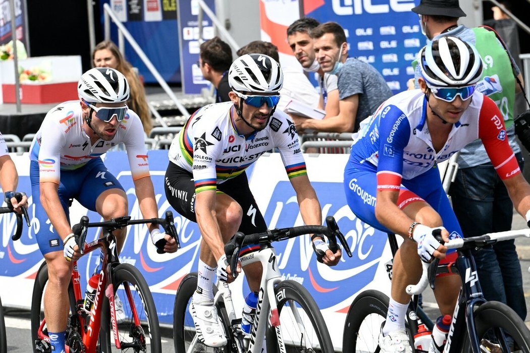 Úřadující dvojnásobný mistr světa Julian Alaphilippe (uprostřed) se na Tour de France neobjeví