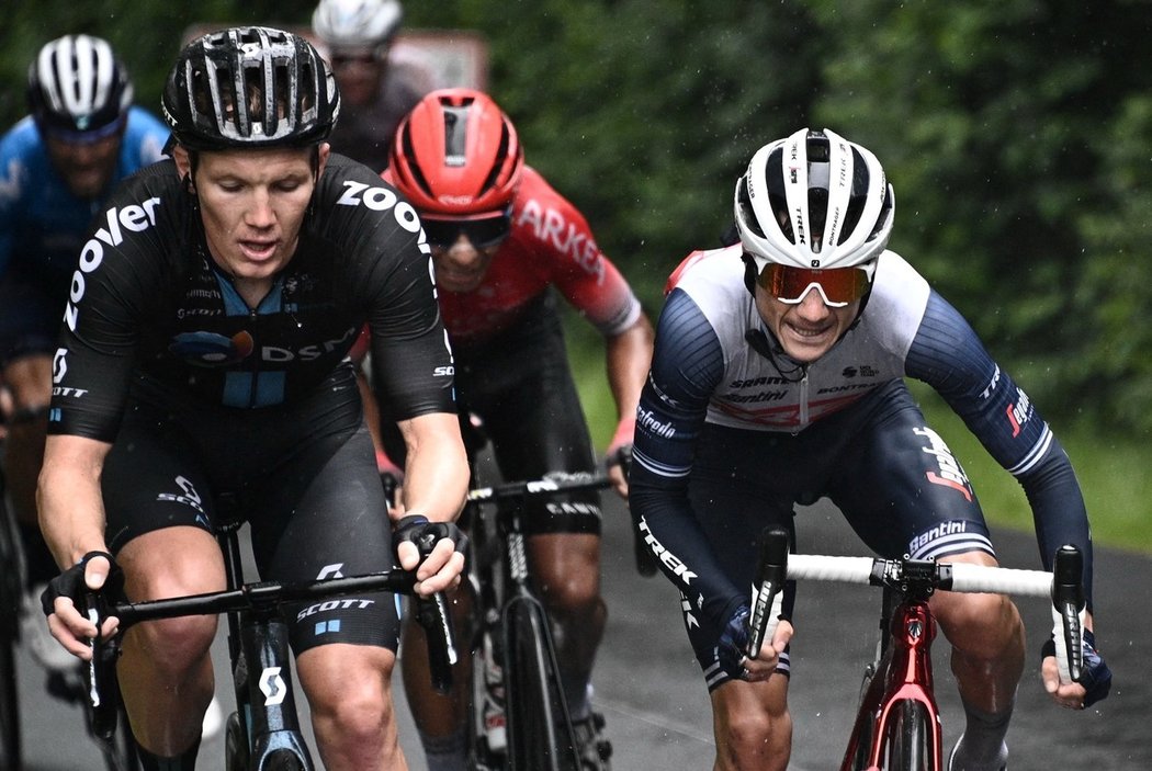 Francouzský vrchař Kenny Elissonde (vpravo) na trati osmé etapy Tour de France 2021