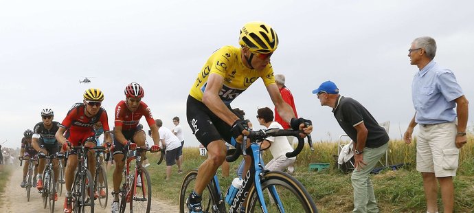 Chris Froome na obávaných kostkách ve čtvrté etapě Tour de France. O žlutý trikot přišel