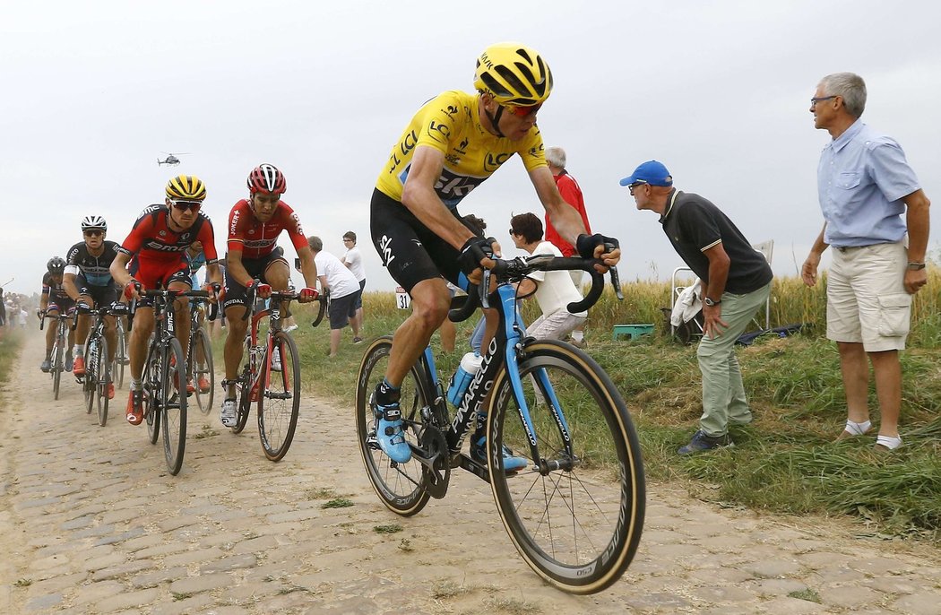 Chris Froome na obávaných kostkách ve čtvrté etapě Tour de France. O žlutý trikot přišel