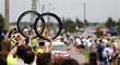 Jeden z mechaniků čeká na jezdce s náhradními koly na úseku s kostkami ve čtvrté etapě Tour de France