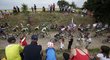 Fanoušci sledují cyklisty ve čtvrté etapě Tour de France na jednom z náročných dlážděných úseků