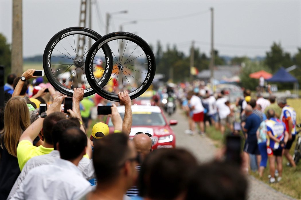 Jeden z mechaniků čeká na jezdce s náhradními koly na úseku s kostkami ve čtvrté etapě Tour de France