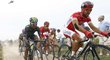 Strach a prach. Obávané kostky na Tour de France. Vlevo je zdolává Kolumbijec Nairo Quintana