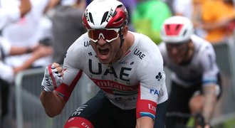 Divoký start Tour de France! Etapu plnou pádů v dešti vyhrál Kristoff