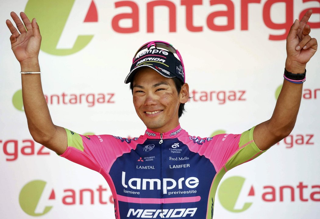 Japonský cyklista Yukiya Arashiro ze stáje Lampre se raduje po šesté etapě Tour de France, ve které byl vyhlášen nejbojovnějším jezdcem