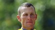 Lance Armstrong se drží za srdce při americké hymně po svém sedmém vítězství na Tour de France